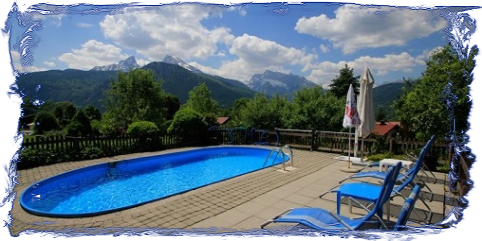 Pool mit Bergblick